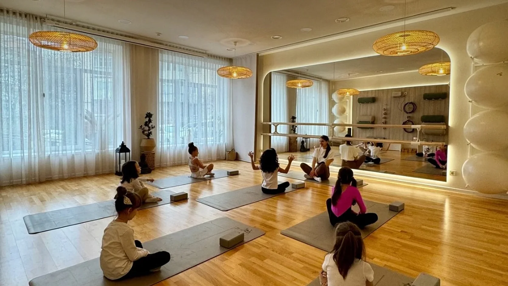 Дитяче групове заняття у студії STEMMA wellness із дзеркальною стіною