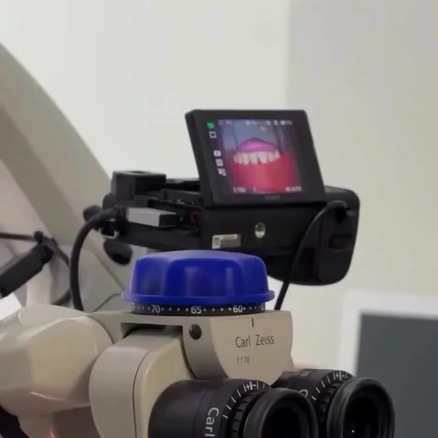 Дентальний мікроскоп Carl Zeiss з відеокамерою у кабінеті STEMMA